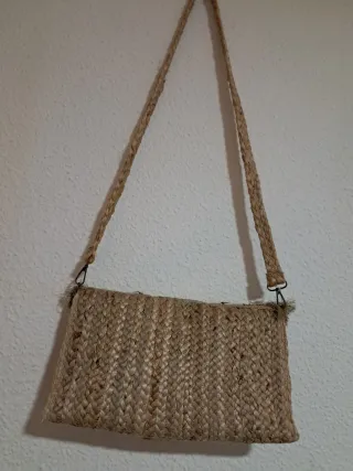 Bolso de mano dorado con flecos