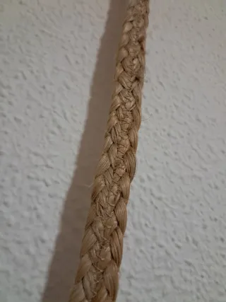 Bolso de mano dorado con flecos