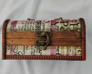 Joyero de madera con estampado de periódico