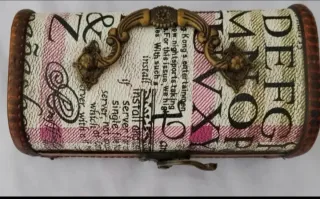 Joyero de madera con estampado de periódico