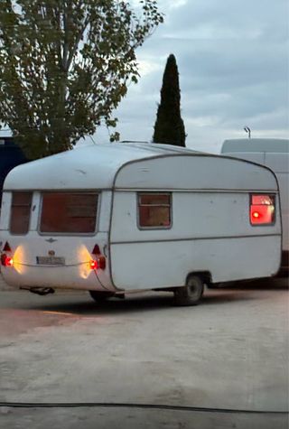 Caravana antigua blanca