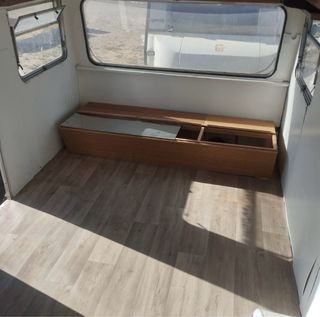 Caravana antigua blanca