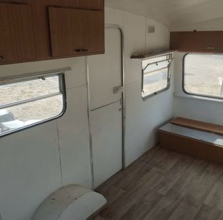 Caravana antigua blanca