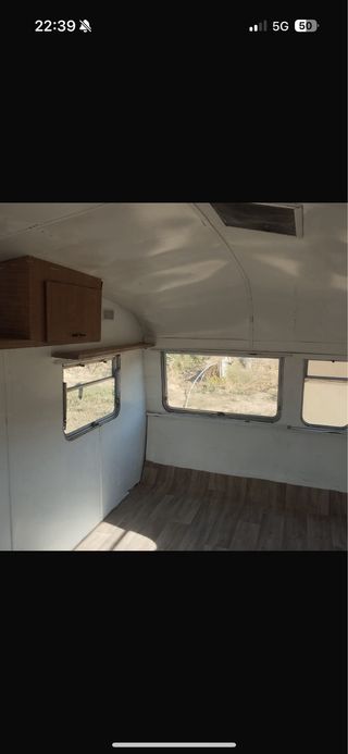 Caravana antigua blanca