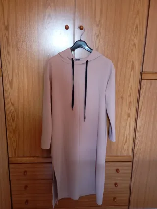 Vestito comodo con cappuccio e spacco laterale