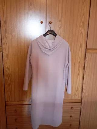 Vestito comodo con cappuccio e spacco laterale