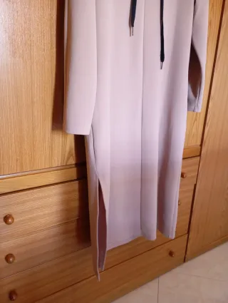 Vestito comodo con cappuccio e spacco laterale
