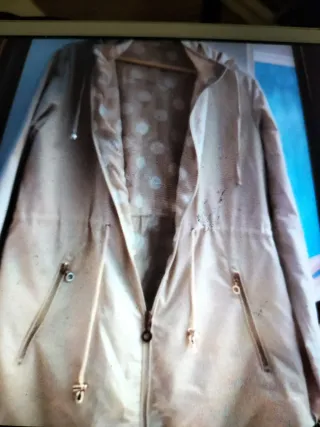 Impermeable beige con capucha