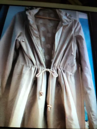 Impermeable beige con capucha