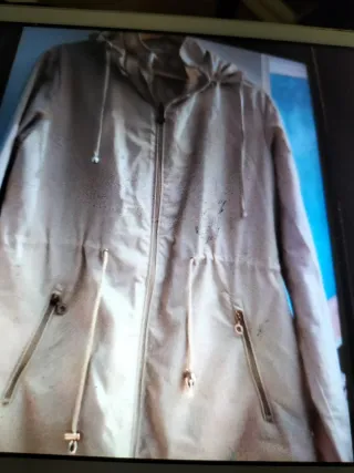 Impermeable beige con capucha