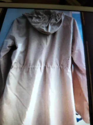 Impermeable beige con capucha