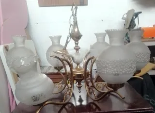 Lámpara de techo dorada con tulipas de cristal