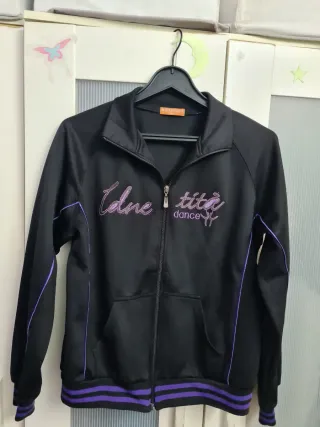Chaqueta deportiva negra y morada