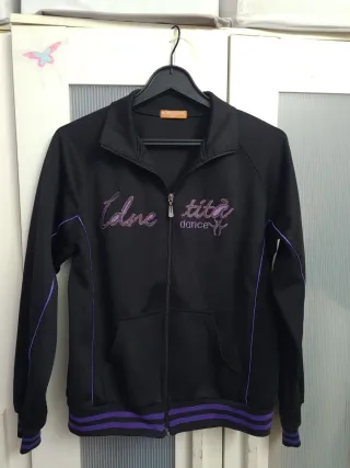 Chaqueta deportiva negra y morada