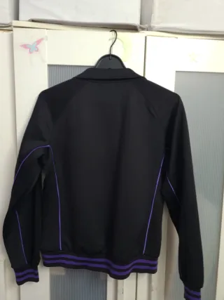 Chaqueta deportiva negra y morada