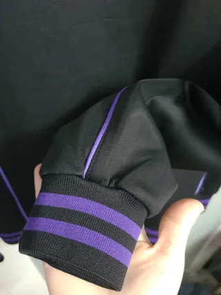 Chaqueta deportiva negra y morada