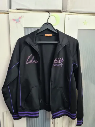 Chaqueta deportiva negra y morada