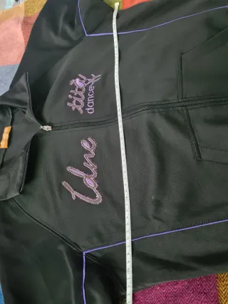 Chaqueta deportiva negra y morada