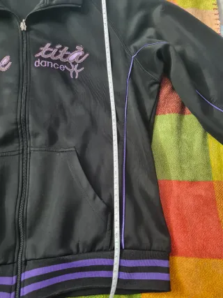 Chaqueta deportiva negra y morada