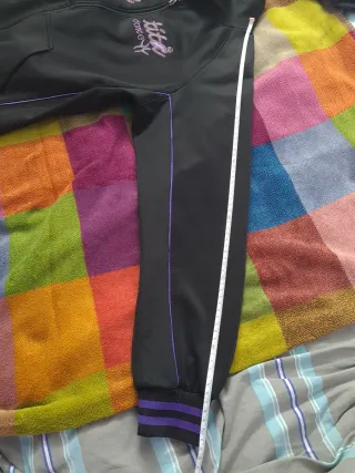 Chaqueta deportiva negra y morada