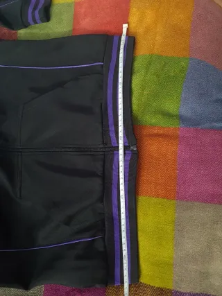 Chaqueta deportiva negra y morada