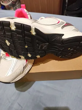 Zapatillas deportivas blancas y rosas