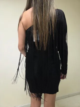 Vestido fiesta negro con flecos
