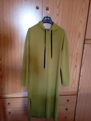 Vestito comodo verde oliva con cappuccio e spacco