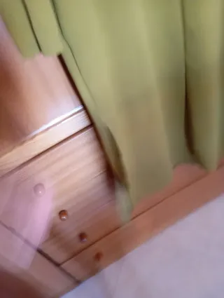 Vestito comodo verde oliva con cappuccio e spacco