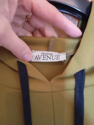 Vestito comodo verde oliva con cappuccio e spacco