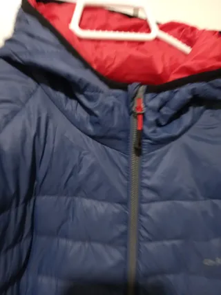 Plumas ligero azul con capucha