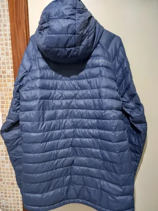 Plumas ligero azul con capucha