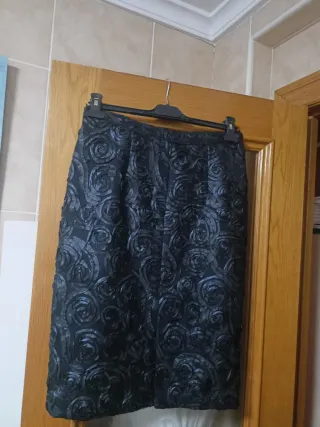 Falda recta negra con relieve floral