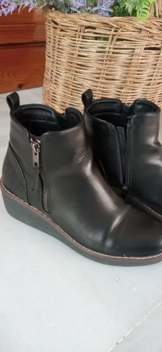 Botines de mujer con cuña negros