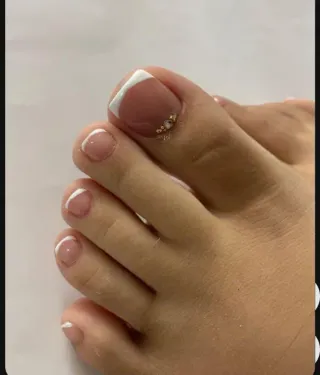 Se hace manicura pedicura planchado trenzas ect