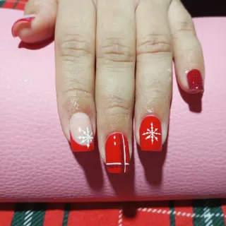 Se hace manicura pedicura planchado trenzas ect