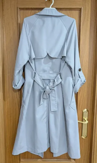 Gabardina trench fluida con cinturón