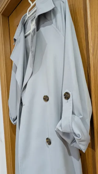 Gabardina trench fluida con cinturón