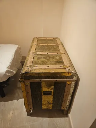 URGE ---> Precio negociable. Baúl antiguo madera y