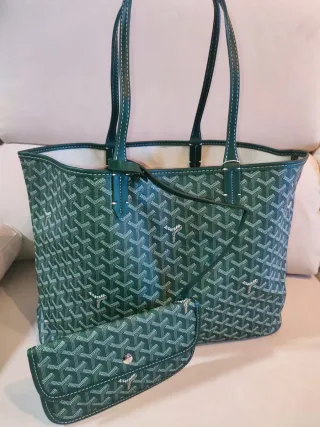 Bolso Verde con neceser.