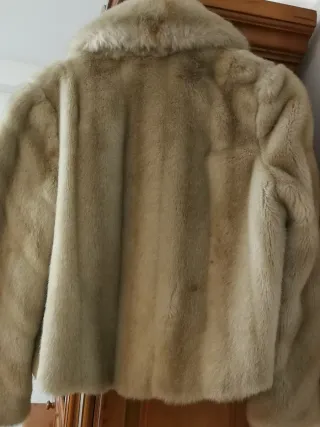 Noche vieja. Chaqueta corta piel sintética beige