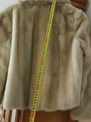 Noche vieja. Chaqueta corta piel sintética beige