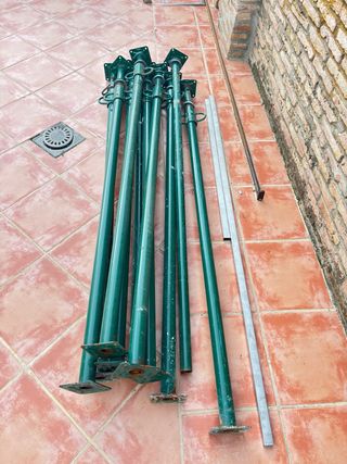 Puntales de obra metálicos verdes.