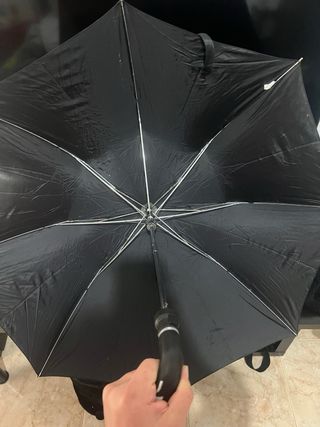 Paraguas negro plegable