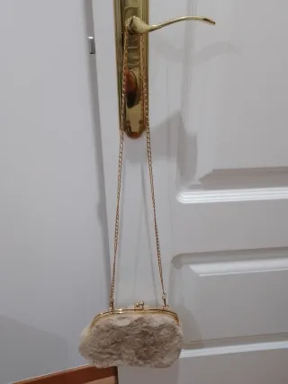 Bolso de pelo con cadena dorada
