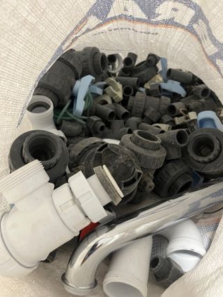 Lote de empalmes y llaves de fontanería