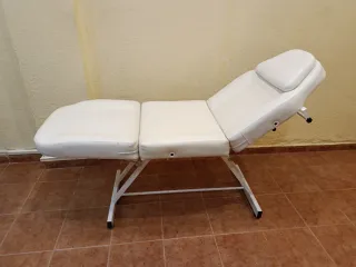 Camilla de estética blanca