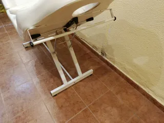 Camilla de estética blanca