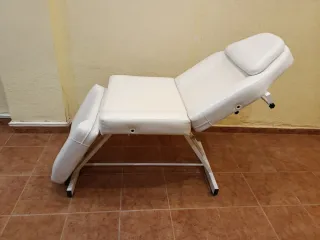 Camilla de estética blanca