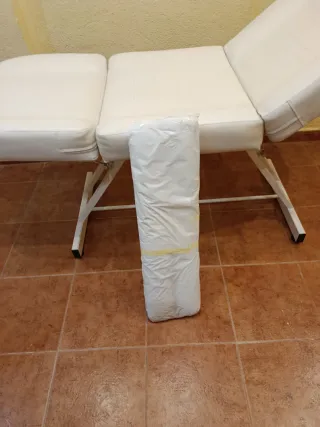 Camilla de estética blanca